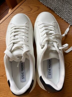 Steve Madden Catcher White Low-Top Sneakers with Black Heel Size 7M